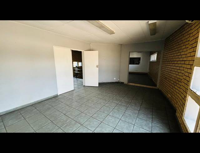 1,100M² WAREHOUSE TO LET IN ROBERTVILLE